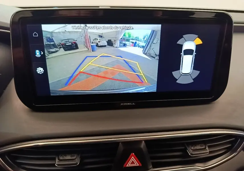 Écran tactile intérieur du Hyundai Santa Fe 2023 montrant la caméra de recul et l’aide au stationnement.