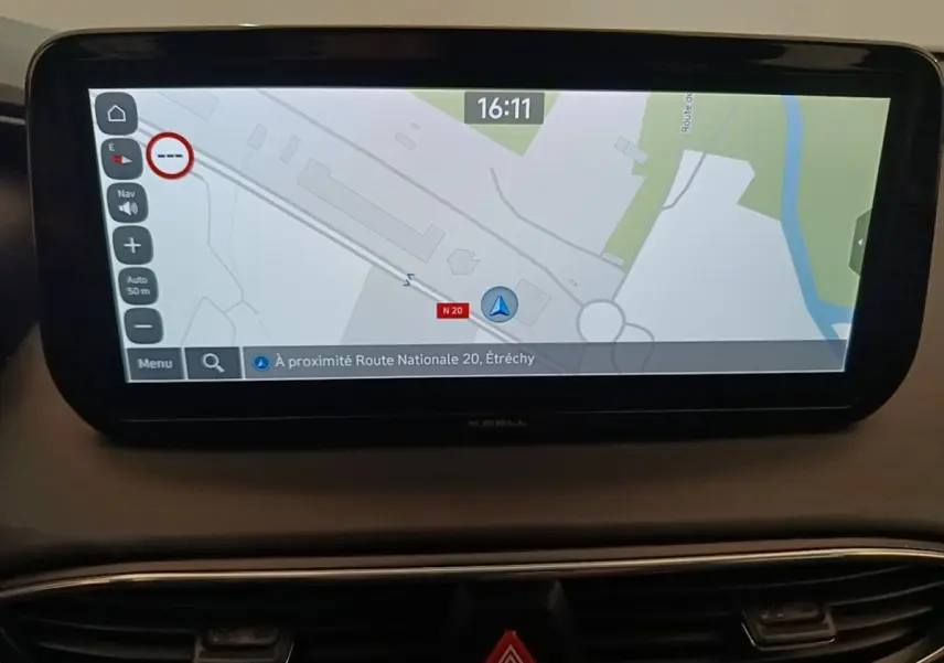 Écran tactile central du Hyundai Santa Fe 2023 affichant la navigation, vue intérieure du tableau de bord.
