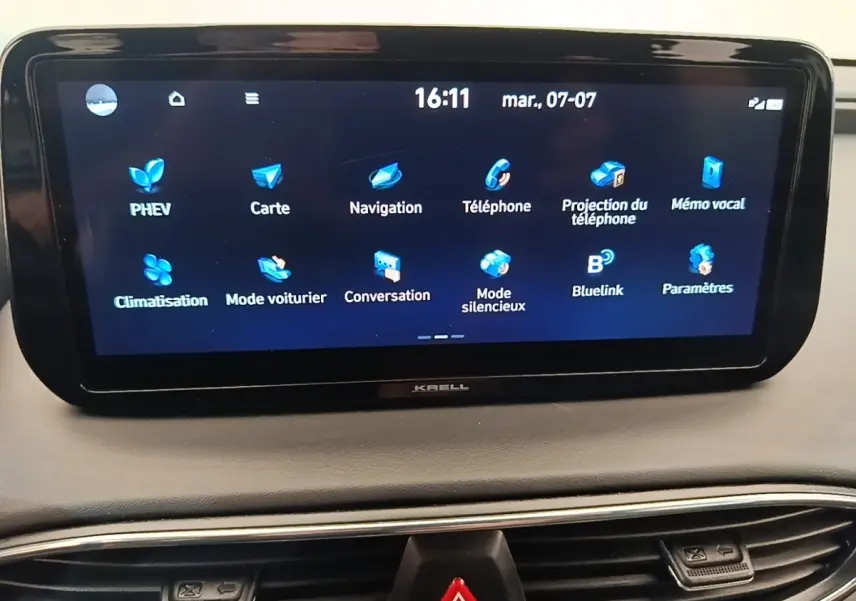 Écran tactile central affichant les fonctions multimédia et navigation du Hyundai Santa Fe 2023 en intérieur.