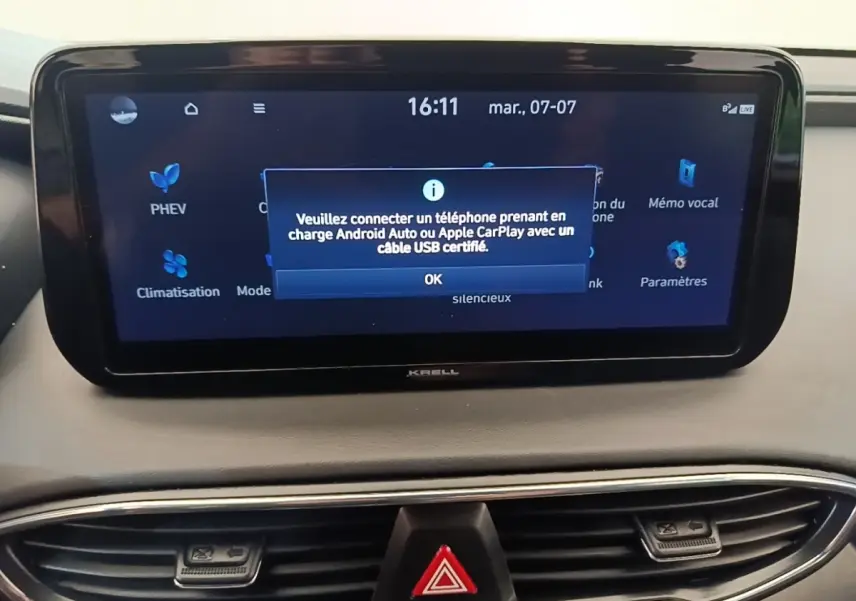 Écran tactile central du tableau de bord du Hyundai Santa Fe 2023 avec message de connexion Android Auto/Apple CarPlay.