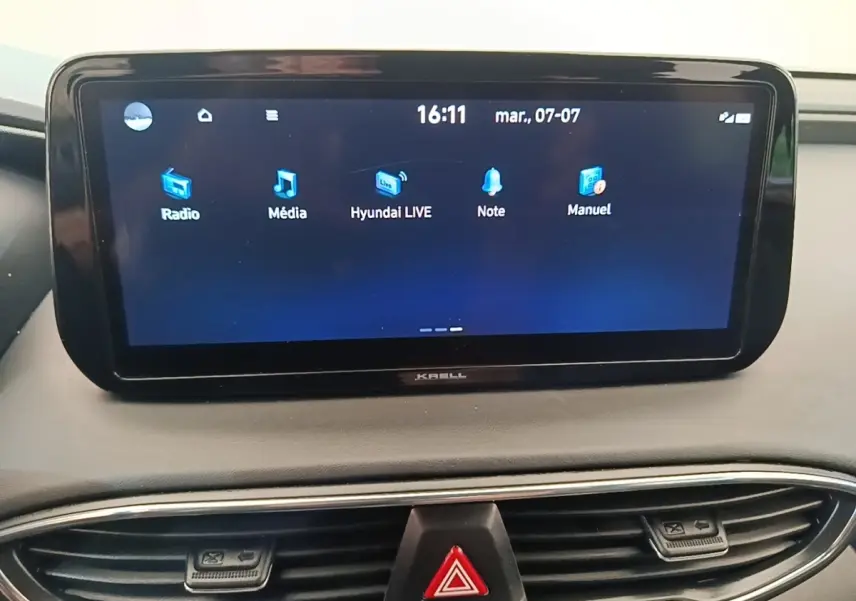 Écran tactile central du tableau de bord du Hyundai Santa Fe 2023 affichant les options radio, média et Hyundai LIVE.