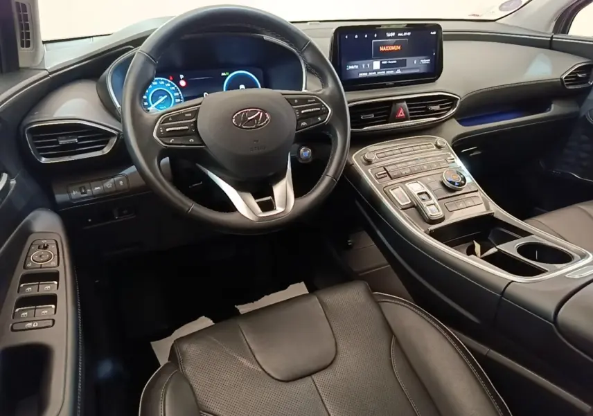 Intérieur du Hyundai Santa Fe 2023 vu côté conducteur, volant cuir, écran tactile central et tableau de bord numérique.