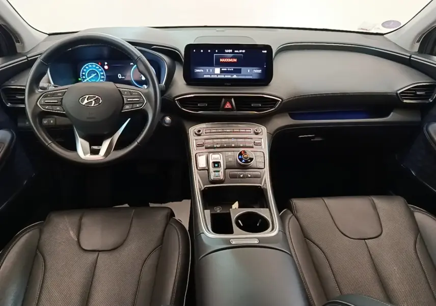 Vue intérieure avant du Hyundai Santa Fe 2023 gris foncé, avec tableau de bord numérique et écran tactile central.