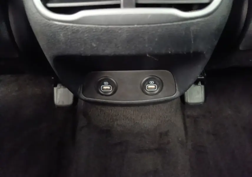 Vue rapprochée des deux ports USB arrière intégrés sous la console centrale du Hyundai Santa Fe gris foncé 2023.