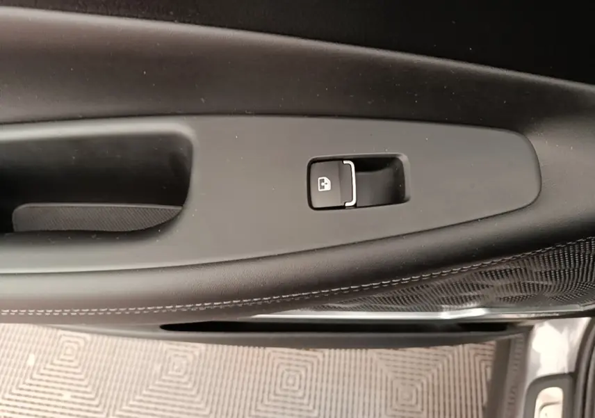 Gros plan sur la commande de verrouillage de porte côté conducteur du Hyundai Santa Fe gris foncé 2023.