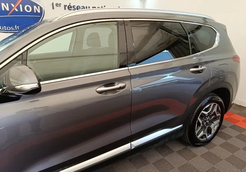 Vue latérale droite du Hyundai Santa Fe gris foncé 2023 avec jantes alliage et rétroviseurs électriques.