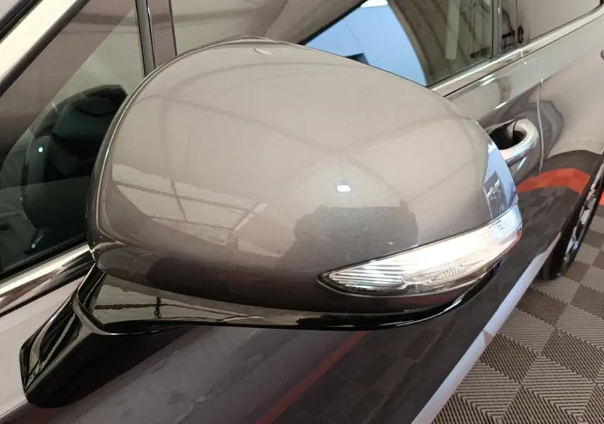 Rétroviseur droit gris foncé du Hyundai Santa Fe 2023 avec clignotant intégré, vue rapprochée côté passager.