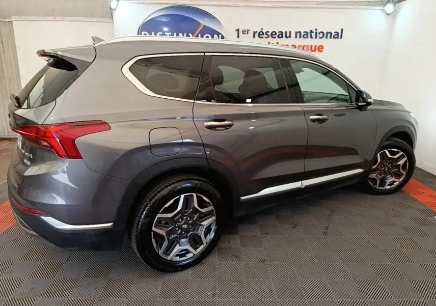 Vue de profil droit du Hyundai Santa Fe gris foncé 2023, avec jantes alliage distinctives et toit chromé.