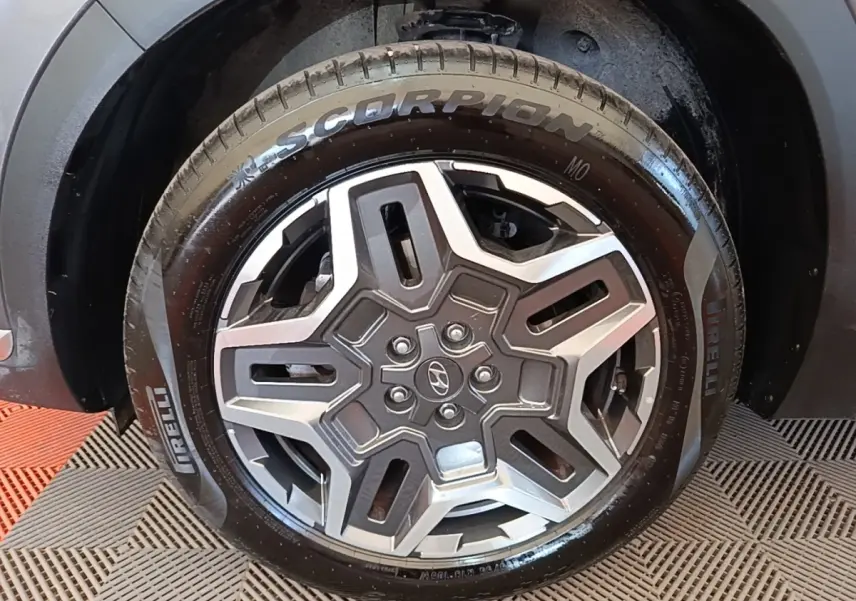 Gros plan sur la roue de secours acier gris foncé du Hyundai Santa Fe 2023, avec pneu Pirelli Scorpion visible.