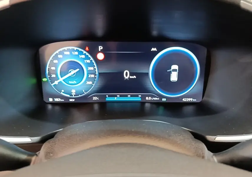 Vue rapprochée du combiné d'instruments numérique du Hyundai Santa Fe 2023 affichant la vitesse et l'état du véhicule.