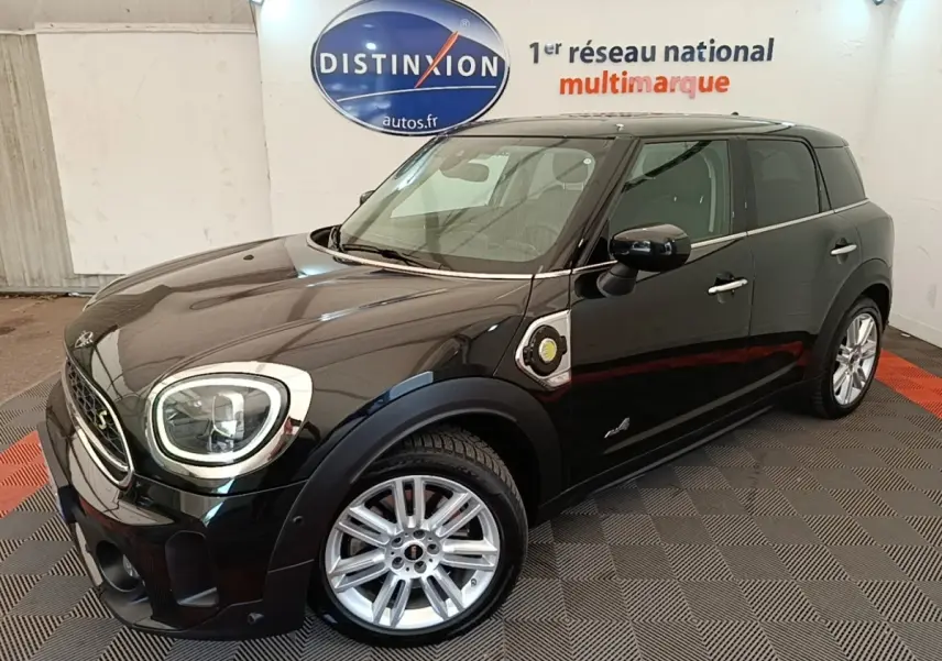 MINI Countryman Cooper SE noir vue 3/4 avant droit, avec jantes argentées et badge hybride rechargeable visible.