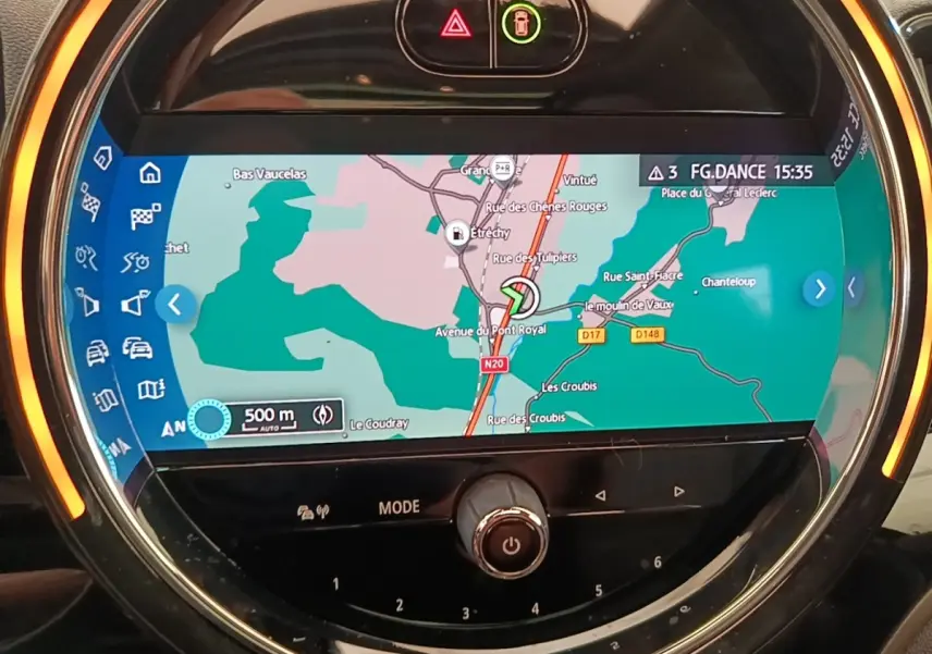 Gros plan sur l’écran tactile central du tableau de bord du MINI Countryman noir, affichant la navigation GPS.