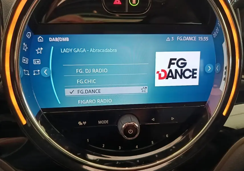 Écran tactile central du tableau de bord MINI Countryman 2023 affichant la radio FG.DANCE.