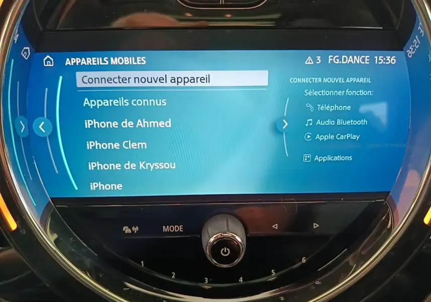 Écran tactile central circulaire du MINI Countryman noir 2023 affichant la connexion Bluetooth et Apple CarPlay.