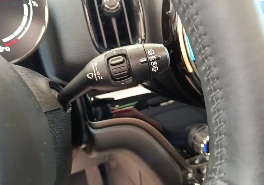 Gros plan sur la commande d’essuie-glace à gauche du volant cuir noir du MINI Countryman Cooper SE 2023.