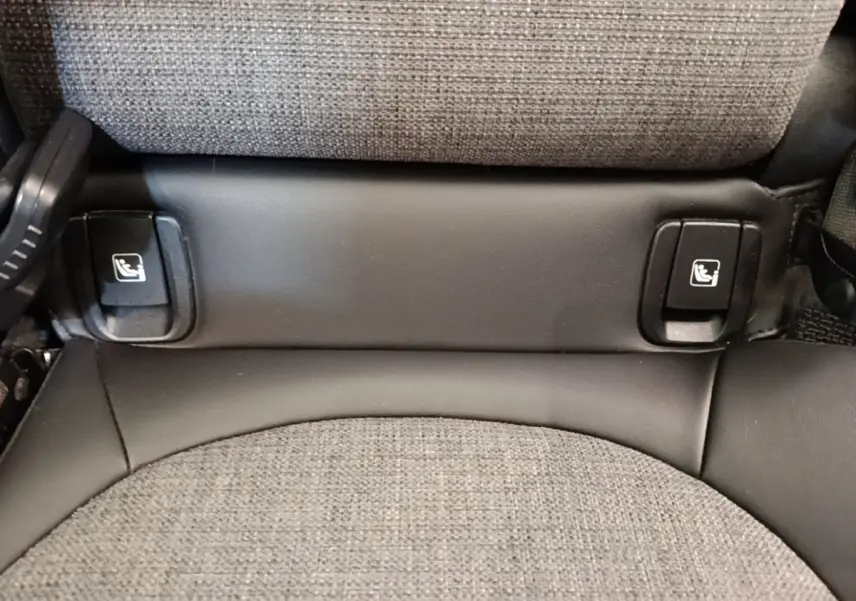 Détail des commandes de rabattement des sièges arrière en tissu gris et cuir noir du MINI Countryman noir.