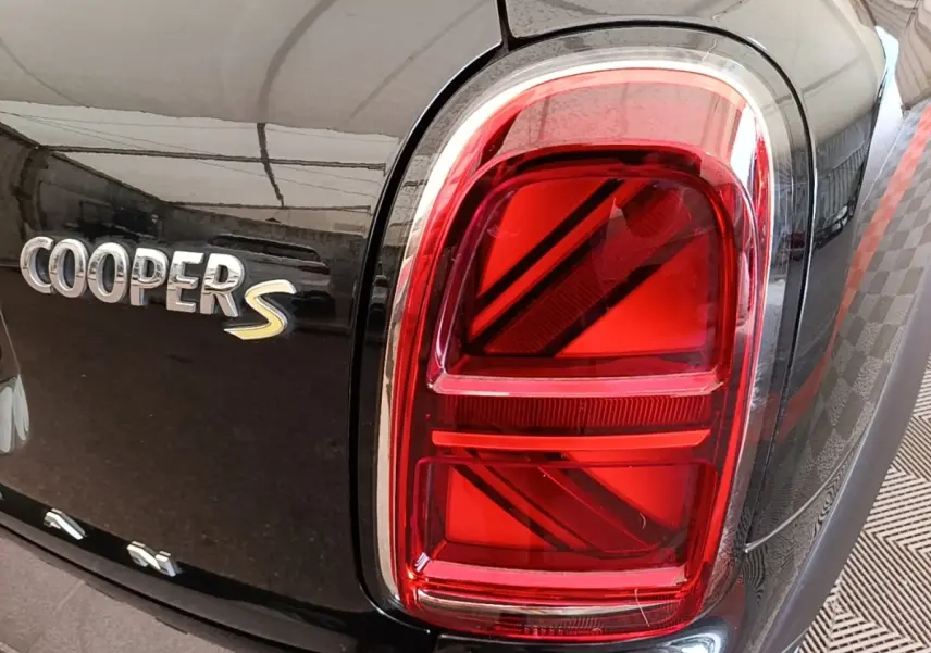 Gros plan sur le feu arrière droit rouge et l’inscription Cooper S sur la carrosserie noire d’un MINI Countryman 2023.
