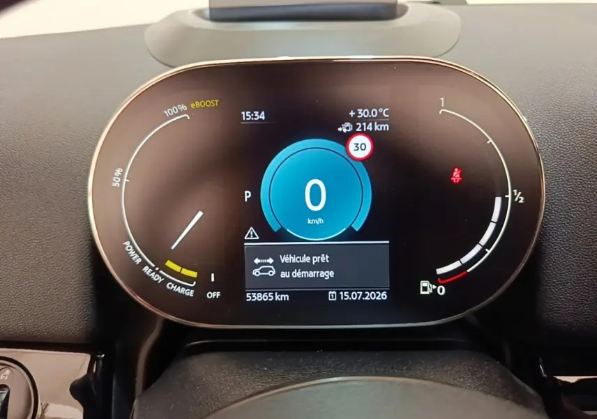 Tableau de bord numérique du MINI Countryman Cooper SE, affichage vitesse et autonomie, vue frontale rapprochée.