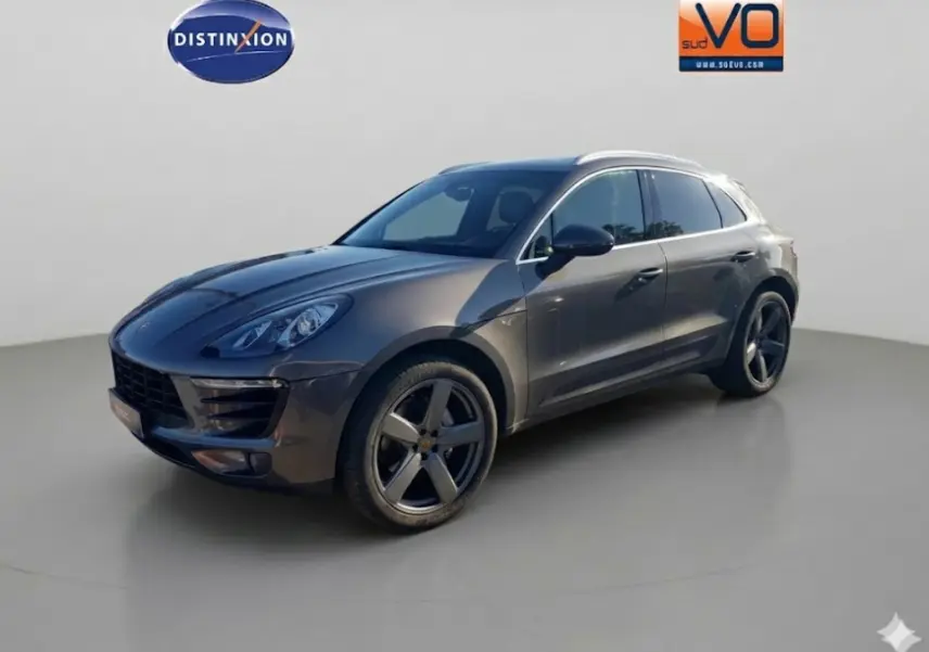 Porsche Macan gris foncé vue 3/4 avant droit, jantes 18 pouces et toit panoramique visibles.