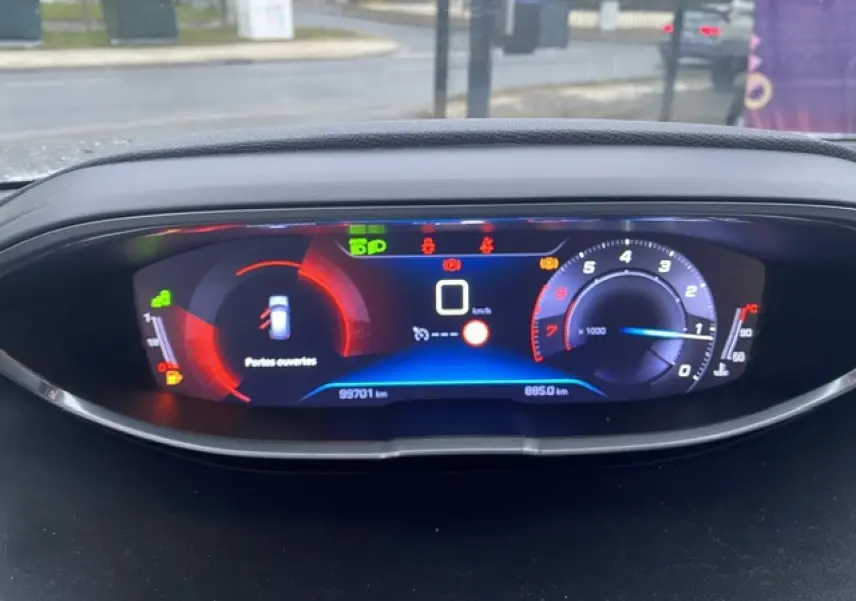 Tableau de bord numérique du Peugeot 3008 blanc 2017 affichant vitesse zéro et avertissement portes ouvertes.