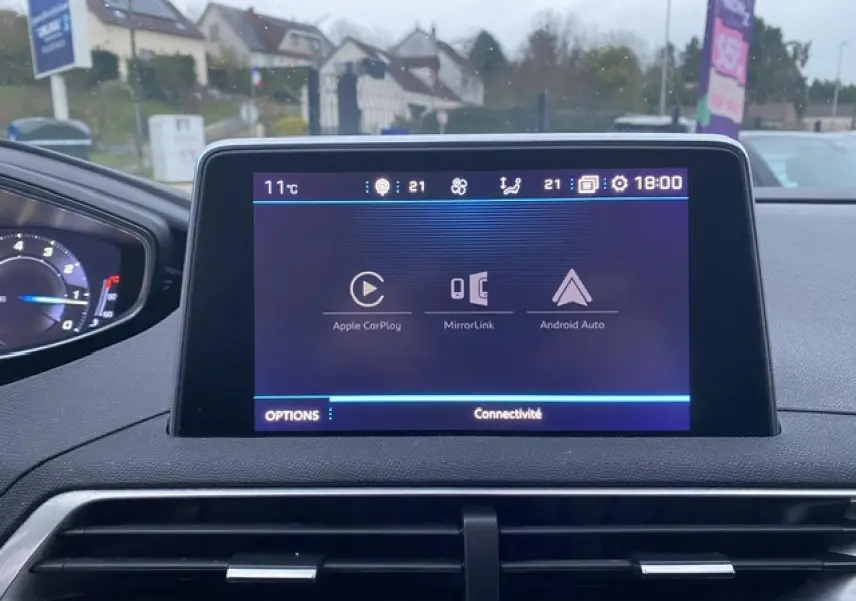 Écran tactile central du Peugeot 3008 2017 affichant les options Apple CarPlay, MirrorLink et Android Auto.
