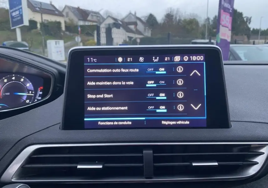 Écran tactile central du Peugeot 3008 affichant les réglages d’aides à la conduite dans l’habitacle noir.