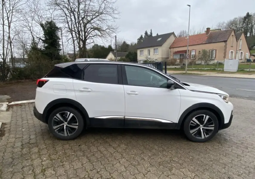 Peugeot 3008 blanc vue de profil côté gauche avec toit noir Diamond et jantes alliage bi-ton 18 pouces.