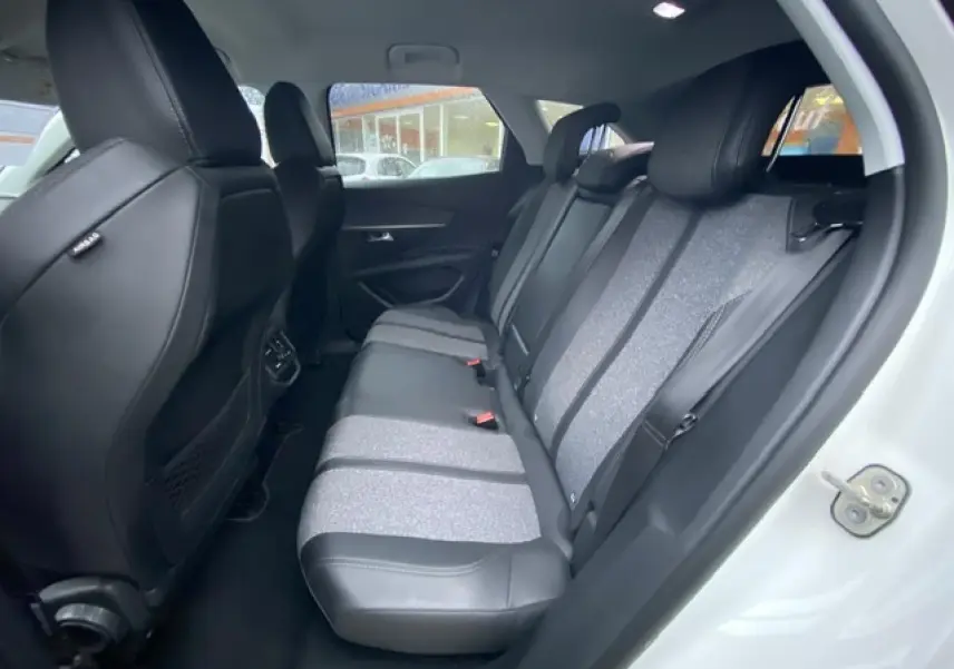 Vue intérieure côté droit montrant la banquette arrière bi-matière noire et grise du Peugeot 3008 blanc 2017.