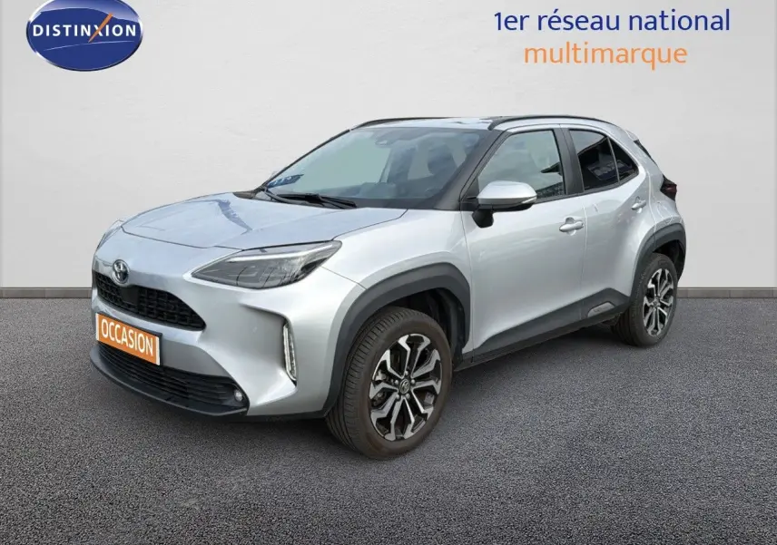 Toyota Yaris Cross gris minéral vue 3/4 avant droit, avec jantes alliage et feux LED distinctifs.