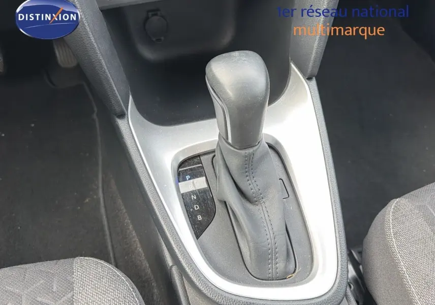 Le levier de vitesse automatique gris et noir de la Toyota Yaris Cross 116h Design AWD-i 2023 en gros plan intérieur.