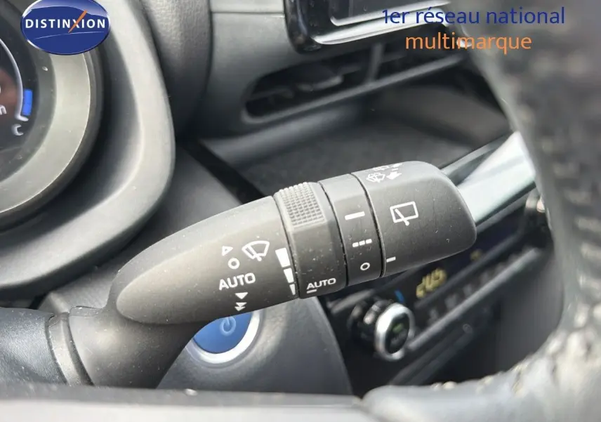 Gros plan sur la commande d'essuie-glace automatique à gauche du volant d'une Toyota Yaris Cross gris minéral 2023.