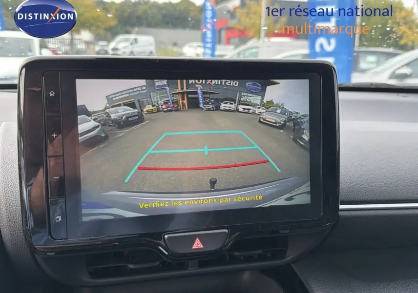 Écran tactile intérieur montrant la caméra de recul d'une Toyota Yaris Cross gris minéral, vue depuis le tableau de bord.