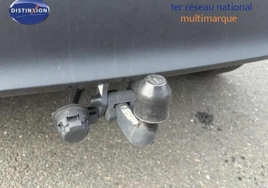 Gros plan sur l'attelage d'une Toyota Yaris Cross gris minéral, visible sous le pare-chocs arrière.