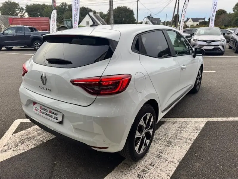 Renault Clio blanc glacier vue 3/4 arrière droit, feux arrière LED et jantes alliage visibles