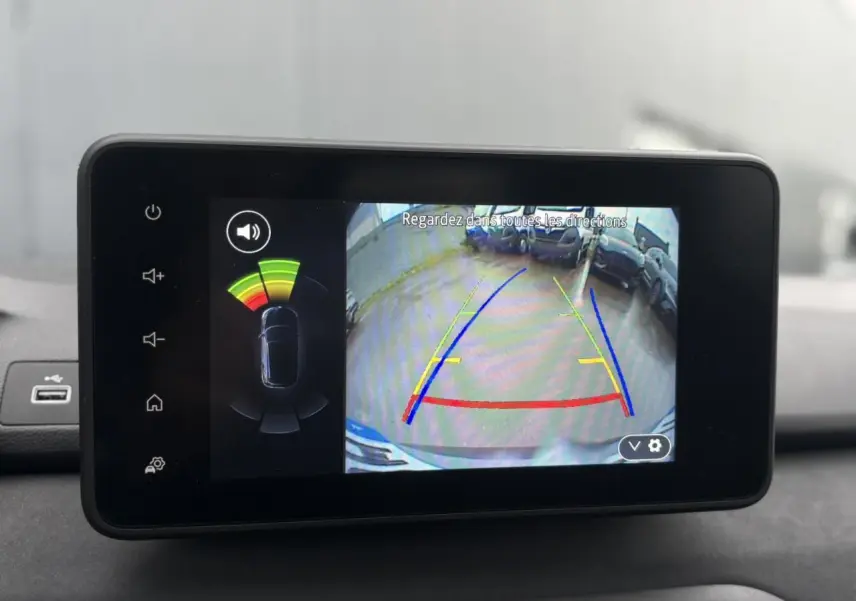Écran tactile du système multimédia montrant la caméra de recul avec guidage coloré et détection d'obstacles.
