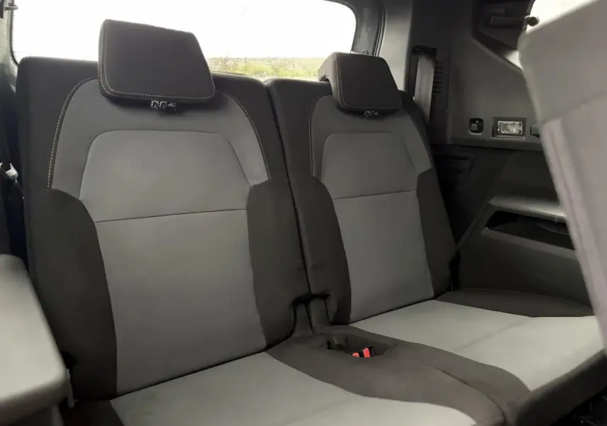 Vue intérieure du troisième rang de sièges gris et noir du Dacia Jogger 1.6 Hybrid 140 Extreme 7 places, avec appuie-têtes intégrés.