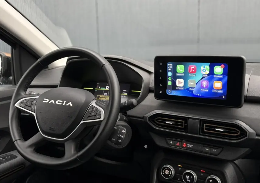 Vue intérieure du tableau de bord et volant noir de la Dacia Jogger 1.6 Hybrid 140 Extreme avec écran tactile.