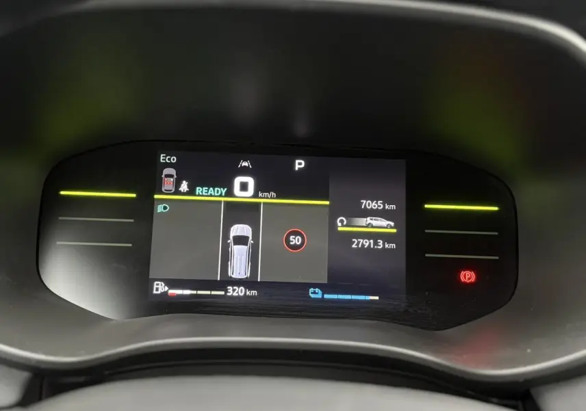 Affichage numérique du tableau de bord du Dacia Jogger hybride, montrant la vitesse à 0 km/h et l'autonomie restante.