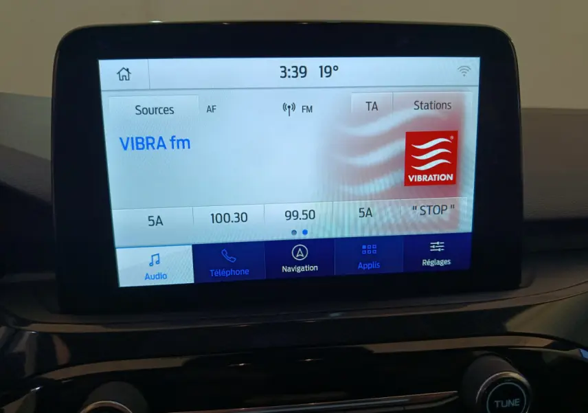 Écran tactile central du tableau de bord du Ford Kuga 2024 affichant la radio VIBRA fm en mode station.