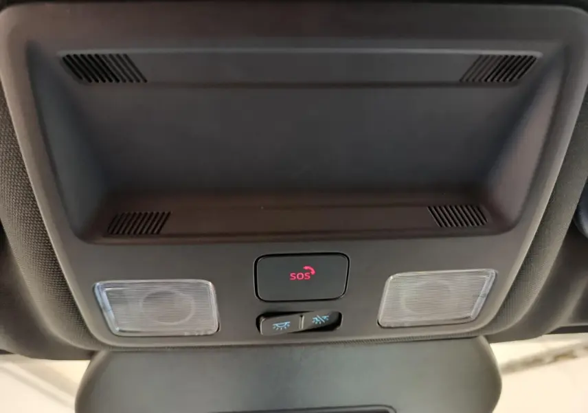 Vue en gros plan du plafonnier intérieur avec bouton SOS et éclairages, Ford Kuga 2024 bleu St Line.