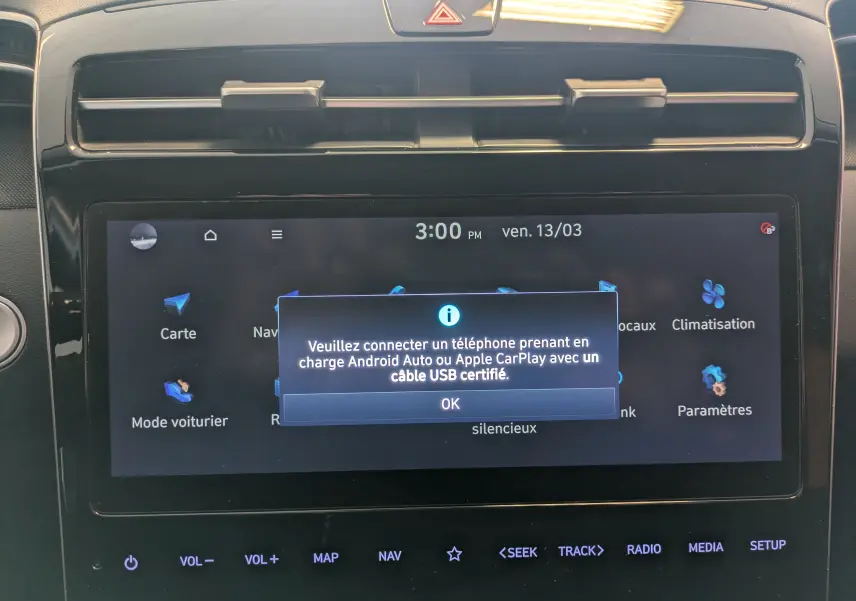 Écran tactile central du Hyundai Tucson blanc 2021 affichant un message de connexion Android Auto et Apple CarPlay.