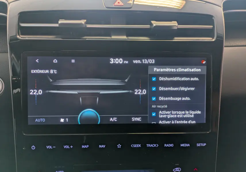 Écran tactile central du Hyundai Tucson blanc 2021, affichant les réglages de la climatisation automatique 2 zones.