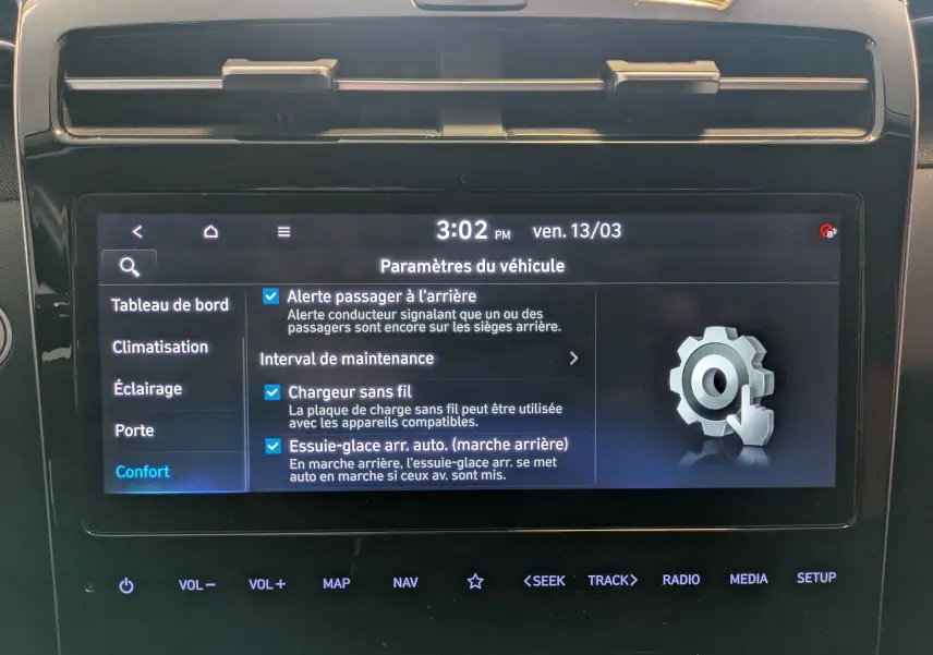 Écran tactile central du Hyundai Tucson blanc 2021 affichant les paramètres du véhicule en mode confort.