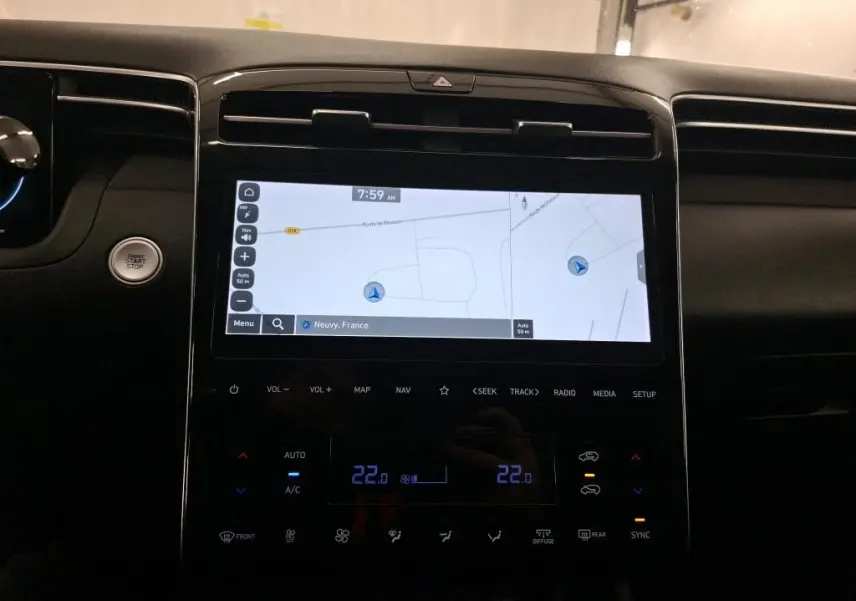 Vue rapprochée de l’écran tactile central du Hyundai Tucson 2021 affichant le système de navigation en mode carte.