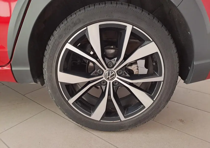 Gros plan sur la jante alliage noir et argent 18 pouces Misano du Volkswagen Taigo Rouge Roi, roue arrière droite.