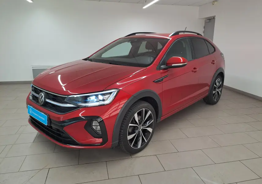 Volkswagen Taigo 1.5 TSI 150 DSG7 R-Line rouge Roi en 3/4 avant droit avec jantes noires brillantes Misano 18 pouces.