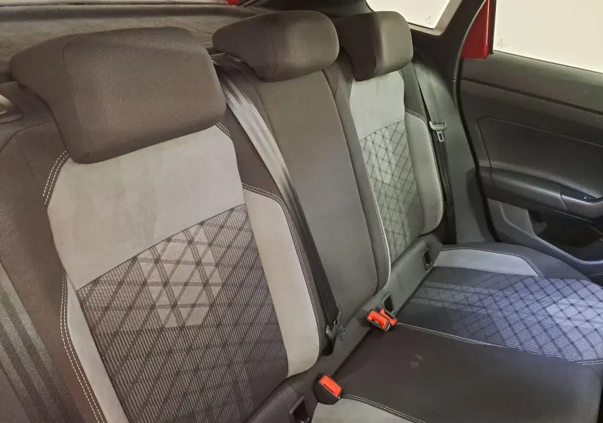 Vue intérieure des sièges arrière du Volkswagen Taigo 1.5 TSI R-Line 2021, tissu gris à motifs géométriques.