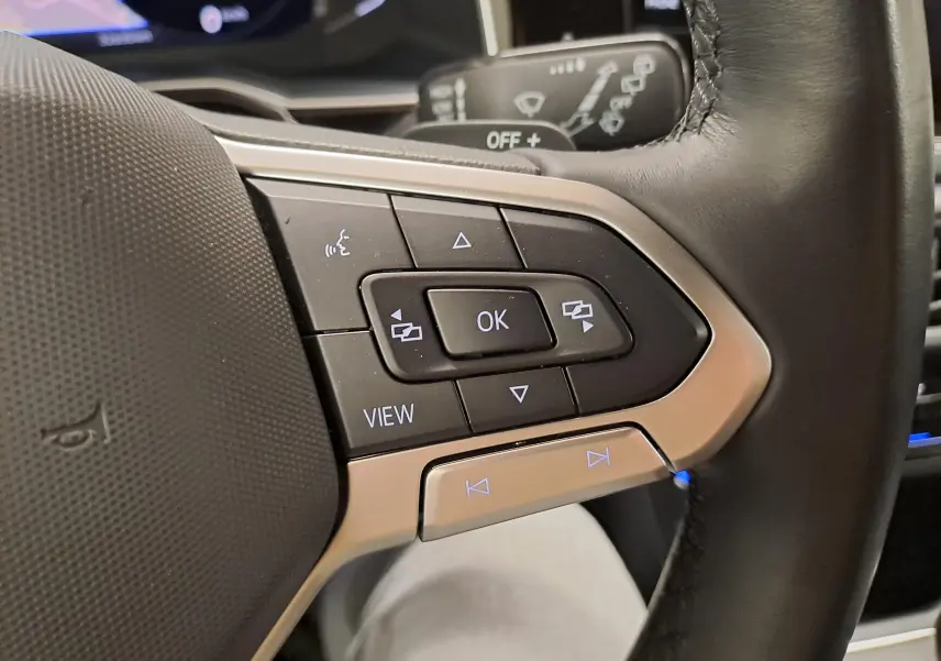 Gros plan sur les commandes multifonctions au volant cuir noir du Volkswagen Taigo 1.5 TSI 150 DSG7 R-Line.
