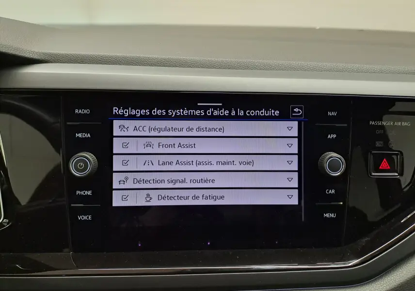Écran tactile central du Volkswagen Taigo 1.5 TSI R-Line 2021 affichant les réglages des aides à la conduite.