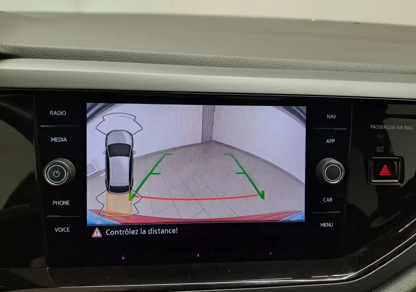 Vue de l'écran multimédia montrant l'aide au stationnement arrière du Volkswagen Taigo Rouge Roi 2021, version R-Line.